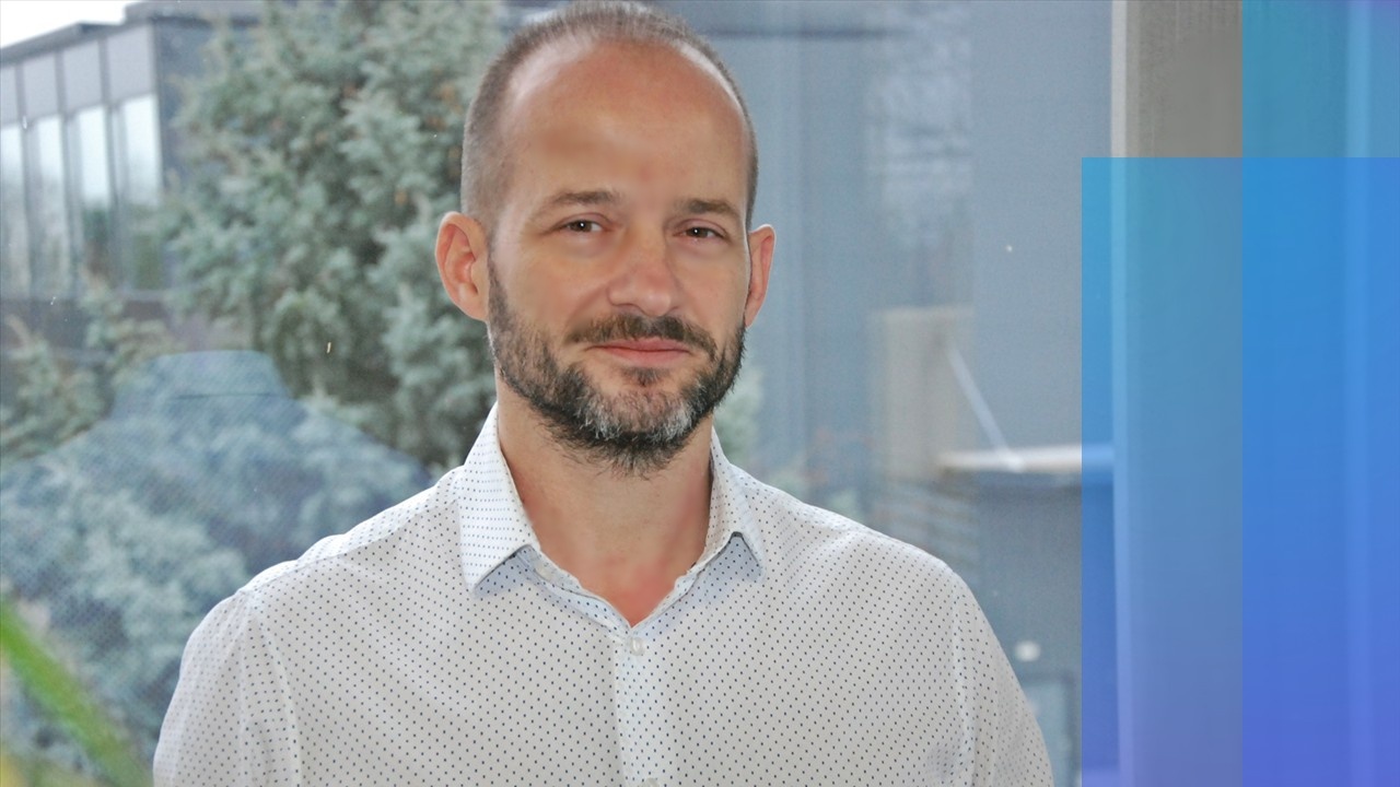 RENOLIT: lider folii, który zmienia świat okien i drzwi- rozmowa z Sebastianem Benderem 